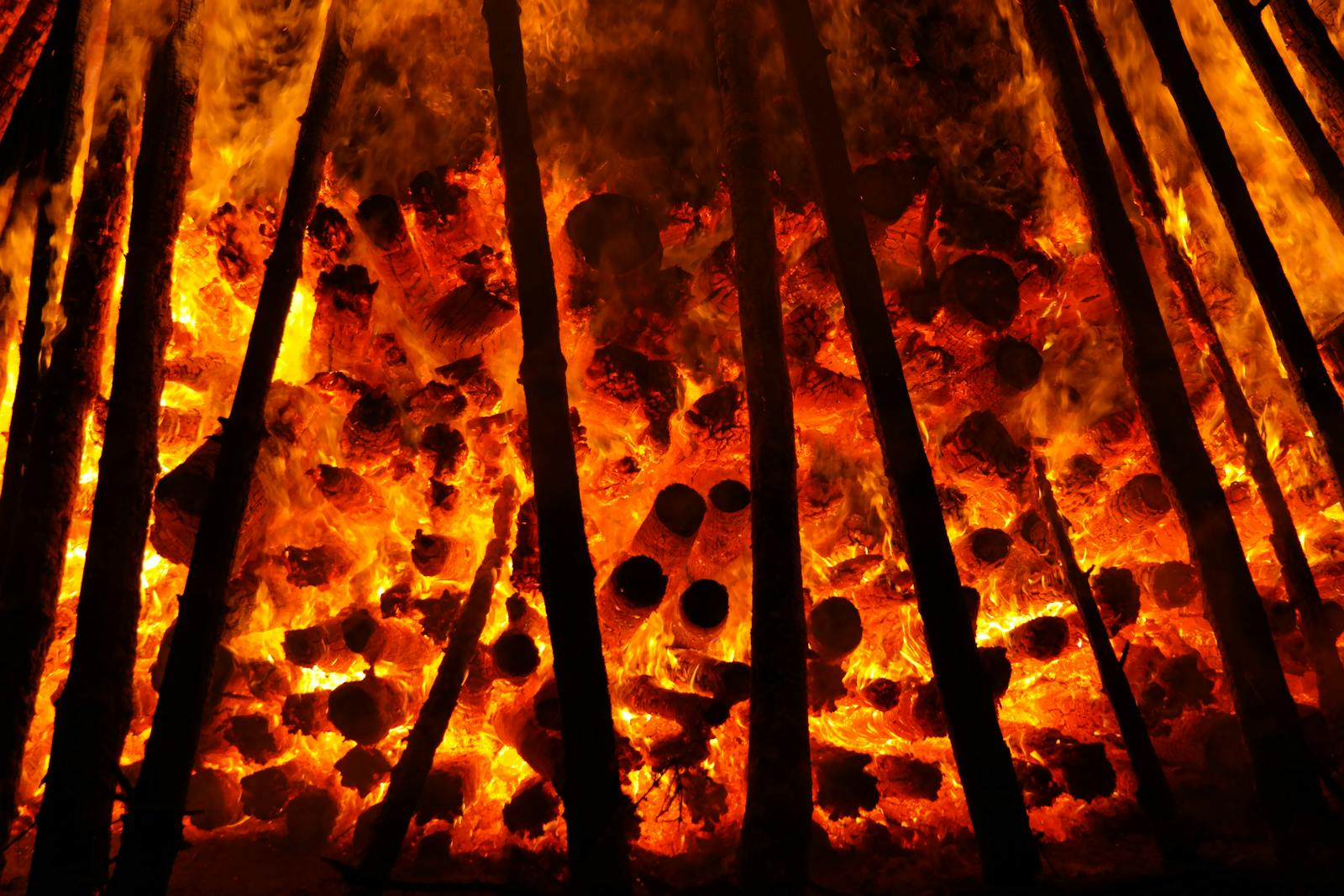 A bonfire. Close-up of a bonfire with intense flames and burning logs, creating a fiery spectacle.