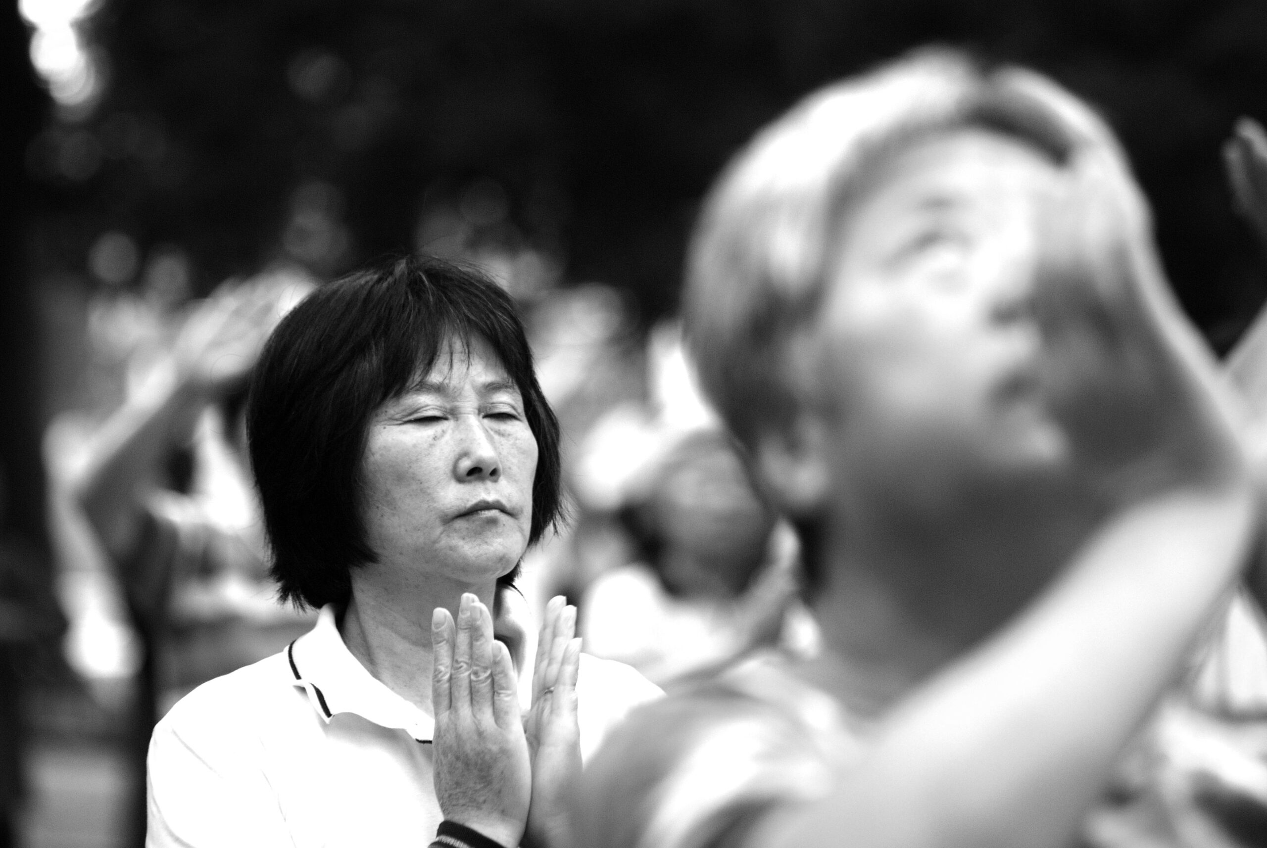 People practising qi gong at Temple of Heaven Park in Beijing by Edwin Lee via Flickr