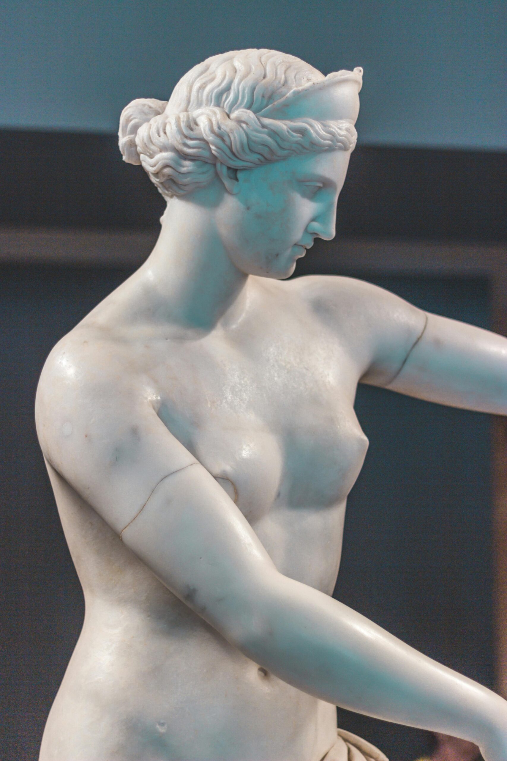 Sculpture A sculpture of a woman in an art gallery