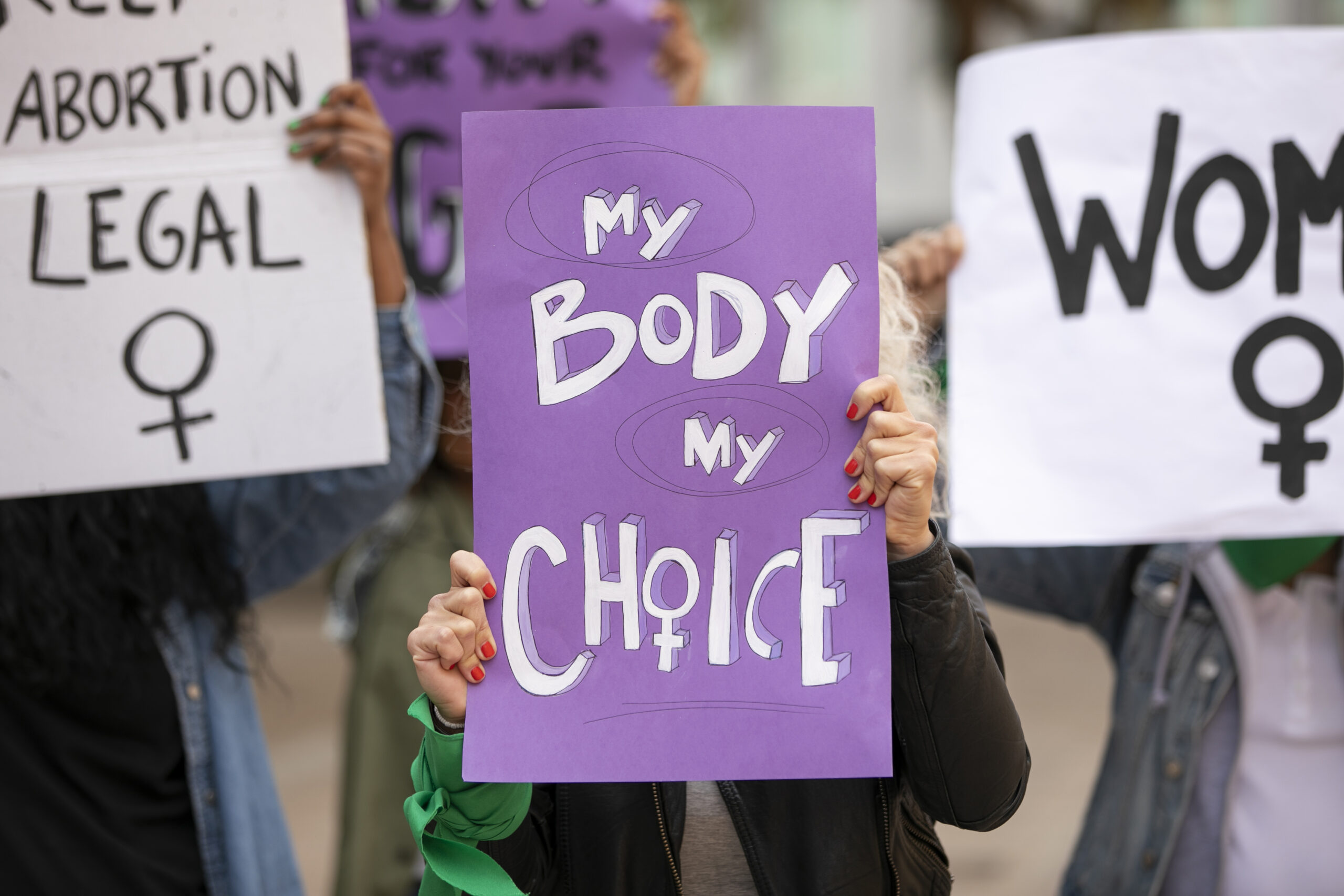 front-view-women-protesting-outdoors - Emily Reid Photo from Freepik.