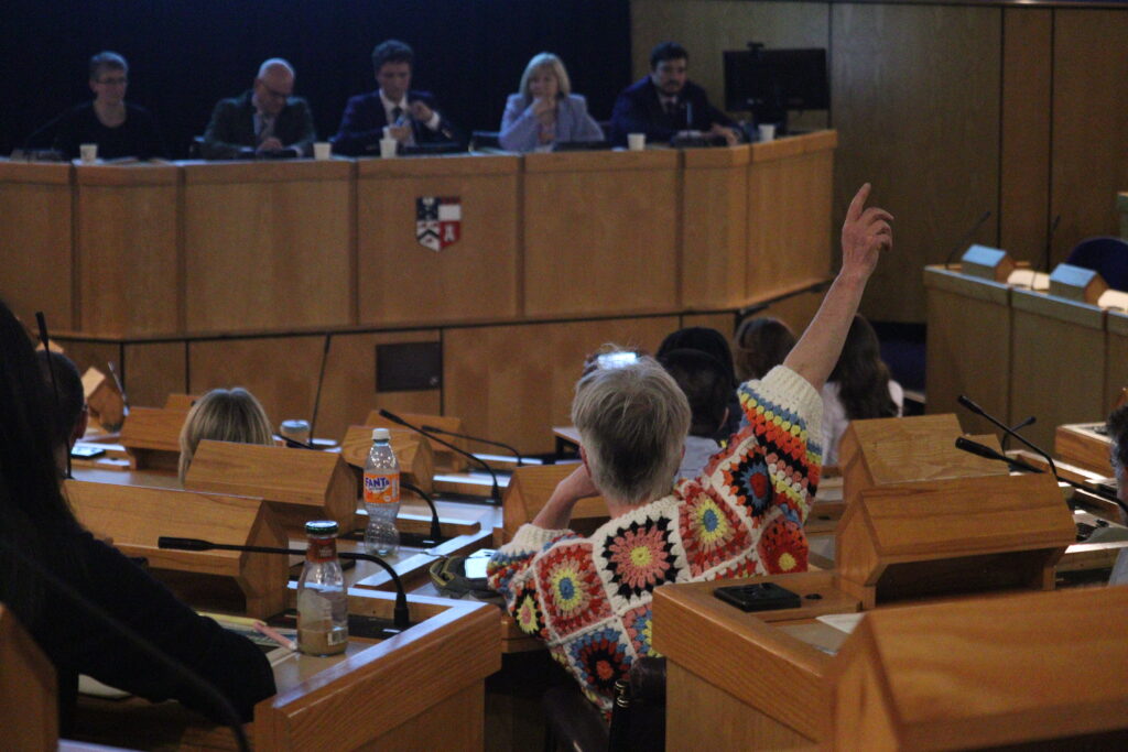 An audience member raises their hand to pose a question to candidates (Photo: Sai Vittal Battul)
